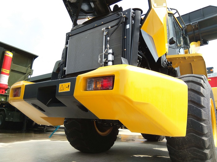 Nên mua máy xúc lật Nhật bãi cũ hay Trung Quốc mới 2025