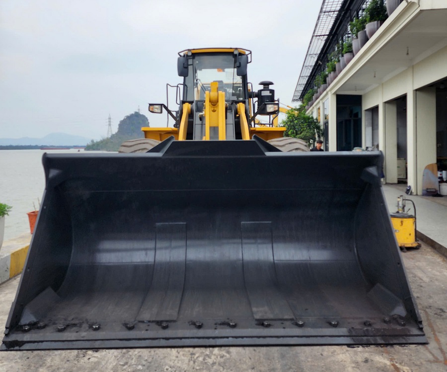 Xe máy xúc lật Liugong CLG862H sức nâng 6.5 tấn gầu 5.2m3