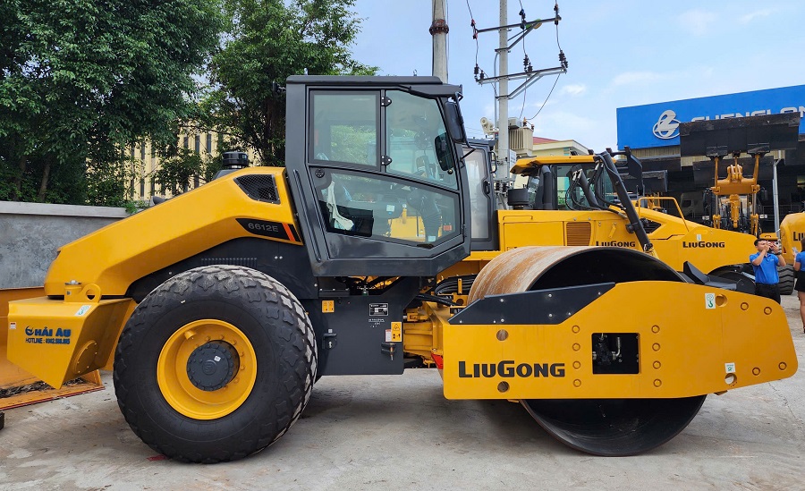 Xe Lu Rung LiuGong 2 Cầu CLG6612E - Sức Mạnh Vượt Trội Cho Các Dự Án Cao Tốc